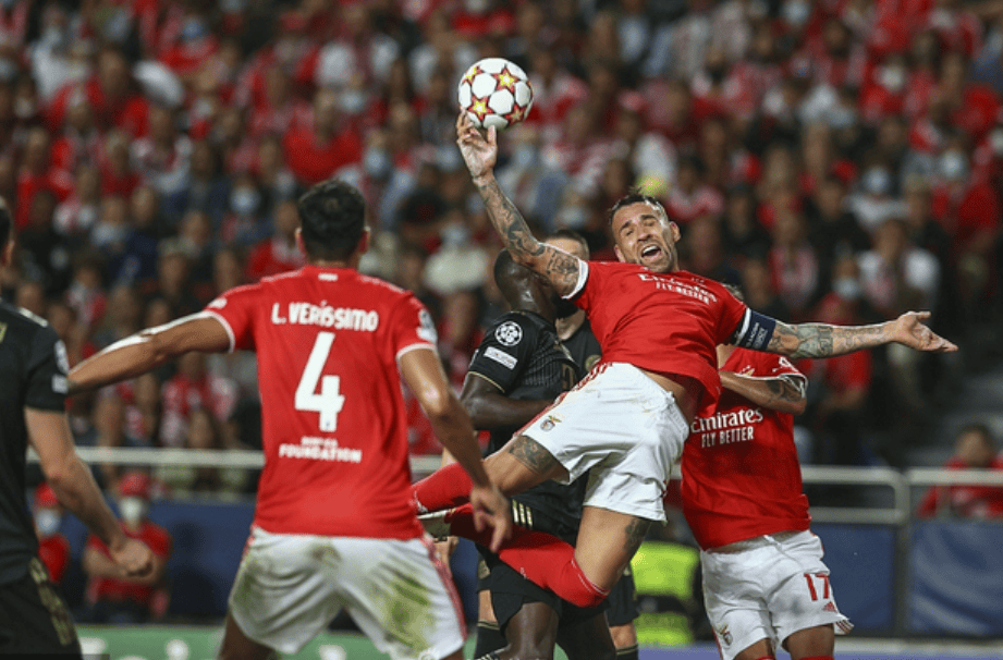 亚博体育在线登录-里程碑夜!阿贾克斯扳平良机,葡超关键时刻刷纪录,球迷炸锅,球探报告显示潜力